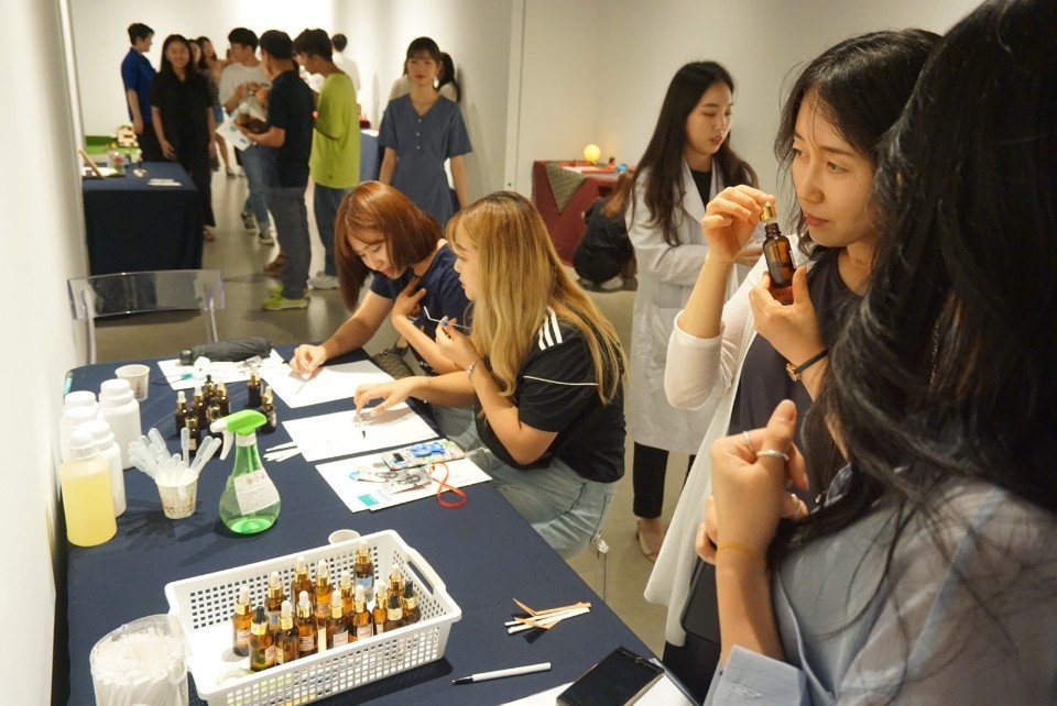 제3회 향기 전시회에 참여한 학생들과 관람객들이 다양한 향을 체험하고 있다.