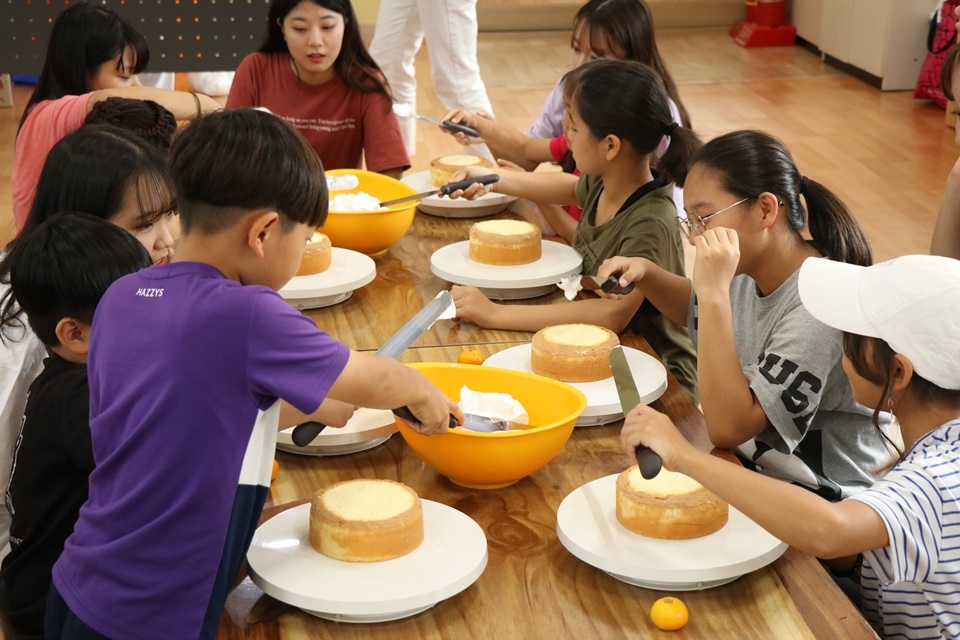 코리아텍 홍보대사 학생들이 천안시 목천읍 꿈샘지역아동센터를 찾아 케이크 만들기 체험활동을 하고 있다.