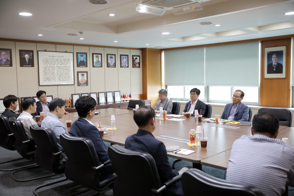김현중 유한대학교 총장이 전임교원 대상으로 소통을 위한 간담회를 가지고 있다.