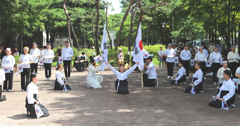 연극학과와 생명보건대학 학생들이13일  천안 신부공원에서 ‘8·15 독립기념 퍼포먼스’를 펼쳤다.