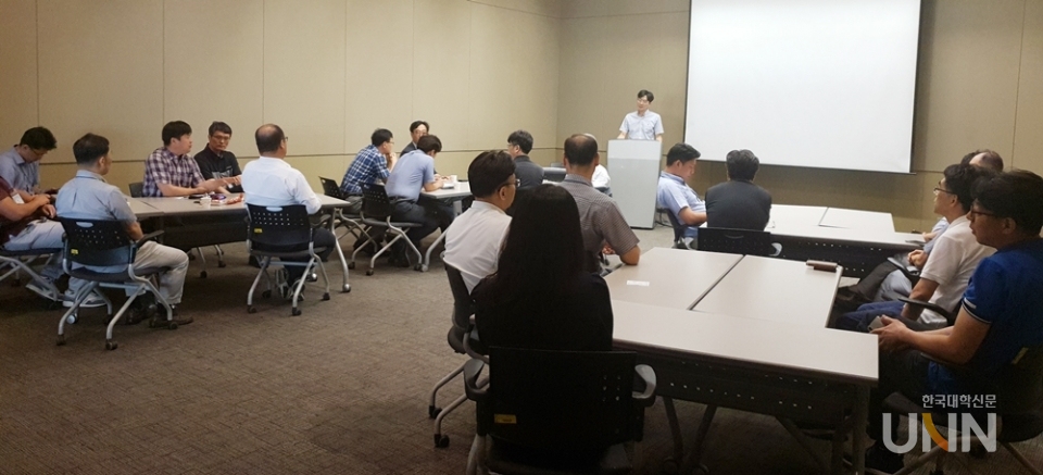 13일 신임 기획실‧처장 및 실무자 워크숍에서 기획 실무자들이 한국기획관리자협의회 발족에 관해 회의를 하고 있다. (사진=허지은 기자)