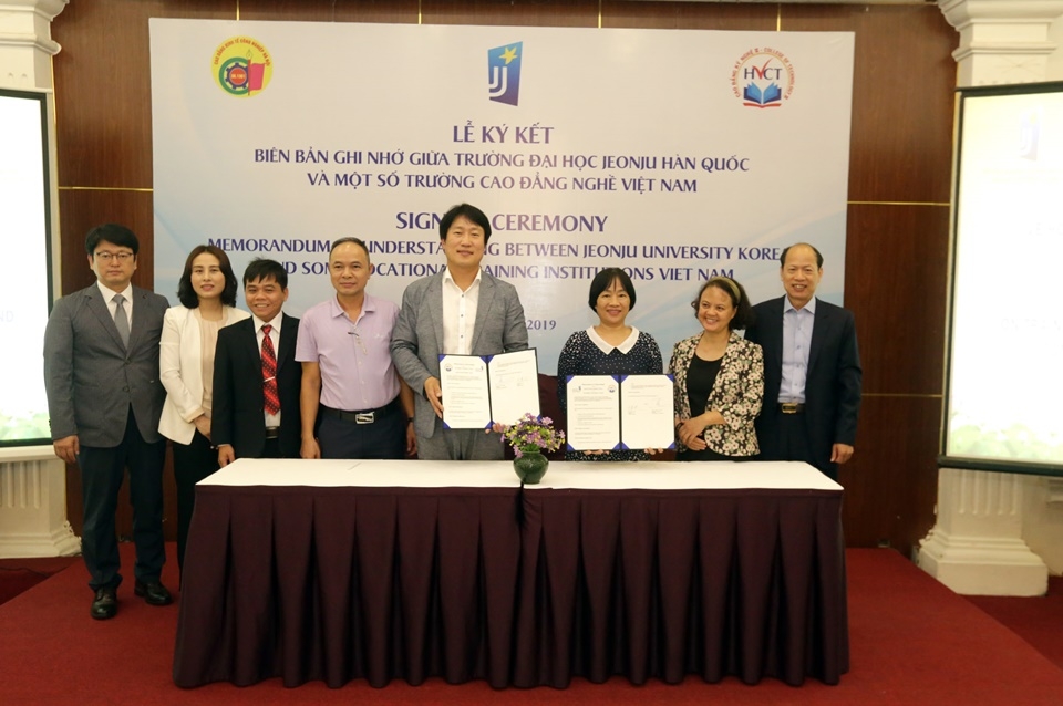전주대는 하노이서 베트남 전문대 교육협력 프로그램 설명회 후 현지 전문대학과 MOU를 체결했다.