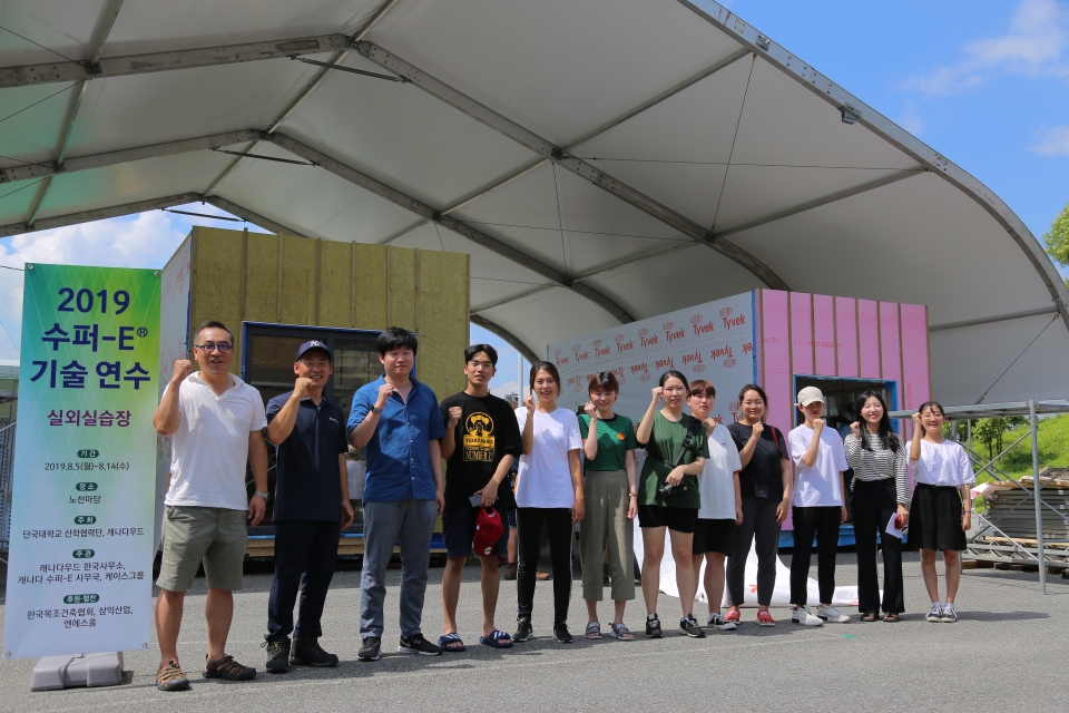 강태웅 교수(맨 왼쪽)와 건축학과 학생들이 수퍼-E 기술을 적용한 실습용 건축물 앞에서 기념촬영을 했다.