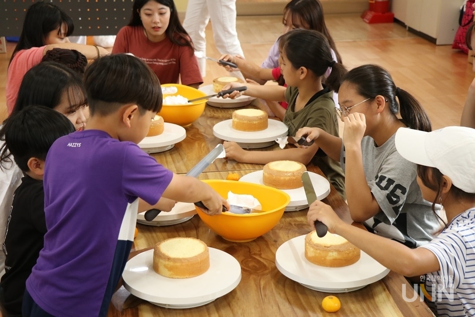 대학생들이 지역의 아동센터를 찾아 케이크 만들기 체험활동을 하고 있다. 사진은 본 기사 내용과 무관함. (사진=한국대학신문DB)