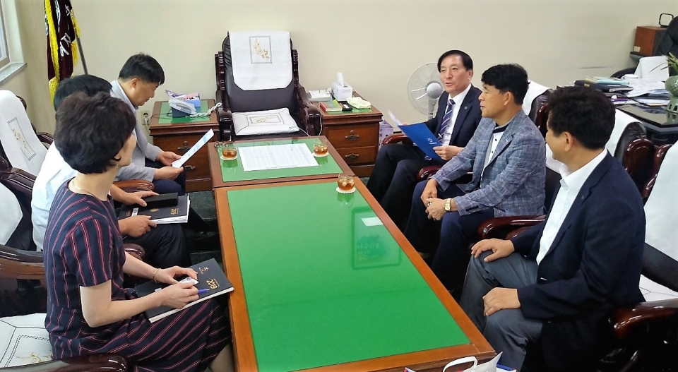 김선재(오른쪽 맨 뒤) 총장이 19일 대전지역 고교 순회 입시홍보를 위해 고교 관계자와 이야기를 나누고 있다.