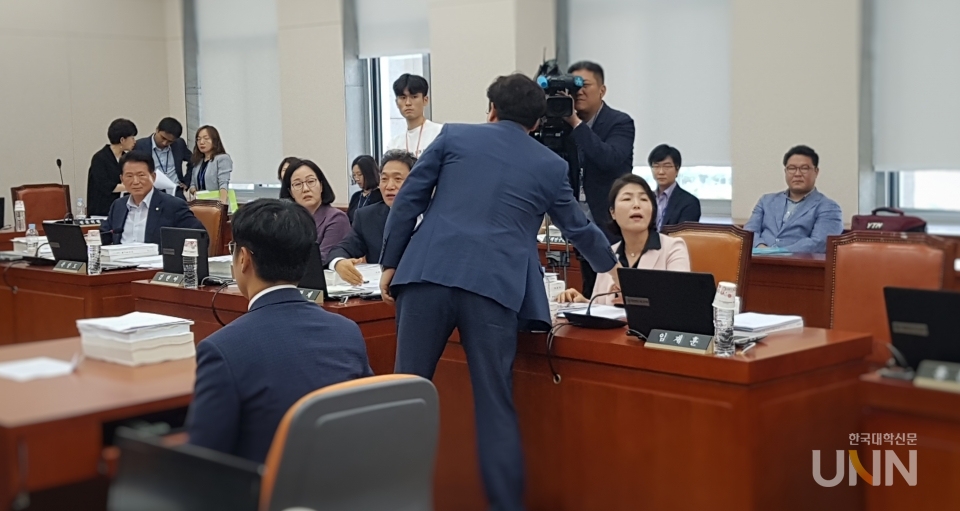 자유한국당 의원들이 조국 법무부 장관 후보자를 향한 의혹을 제기하며 유은혜 교육부 장관에게 자료제출을 요구했다.(사진=이하은 기자)