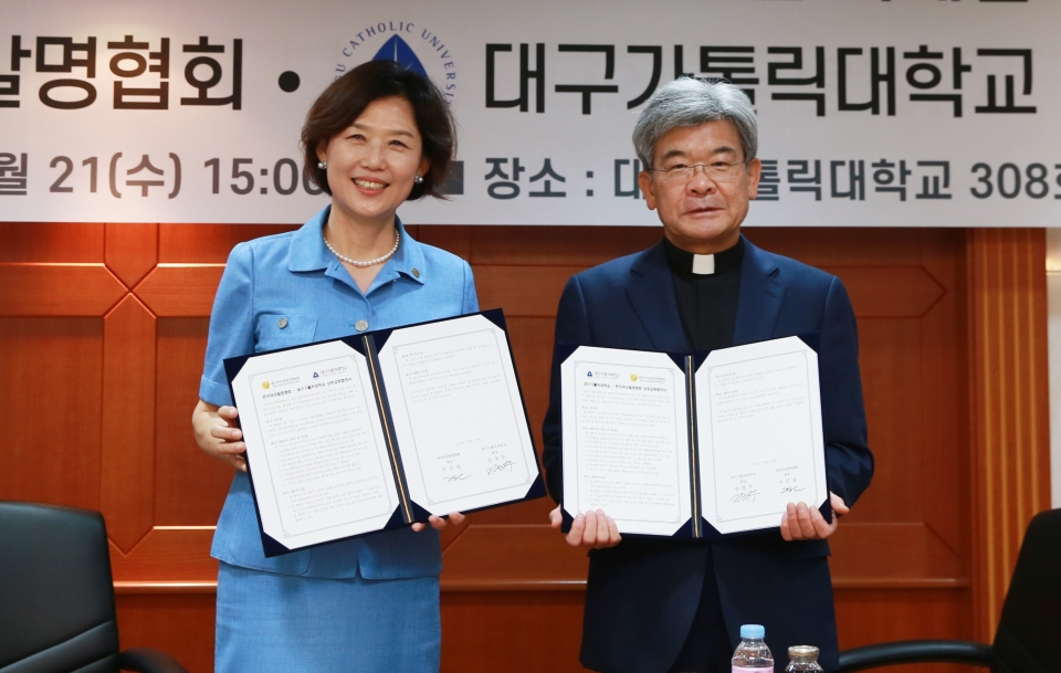 김정우 총장(오른쪽)이 한국여성발명협회와 업무협약을 체결하고 기념촬영을 했다.