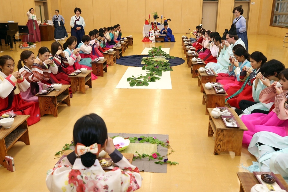 해외 고등학생 중 한국유학에 관심있는 학생들이 'Bridge to Keimyung Camp'에 참가해 한국의 다도문화 체험 교육을 받고 있다.