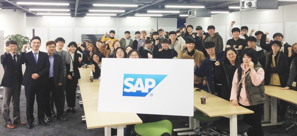 기업소프트웨어학부 재학생 10명이 SAP ABAP 국제공인자격증 시험에 응시해 전원 합격했다.