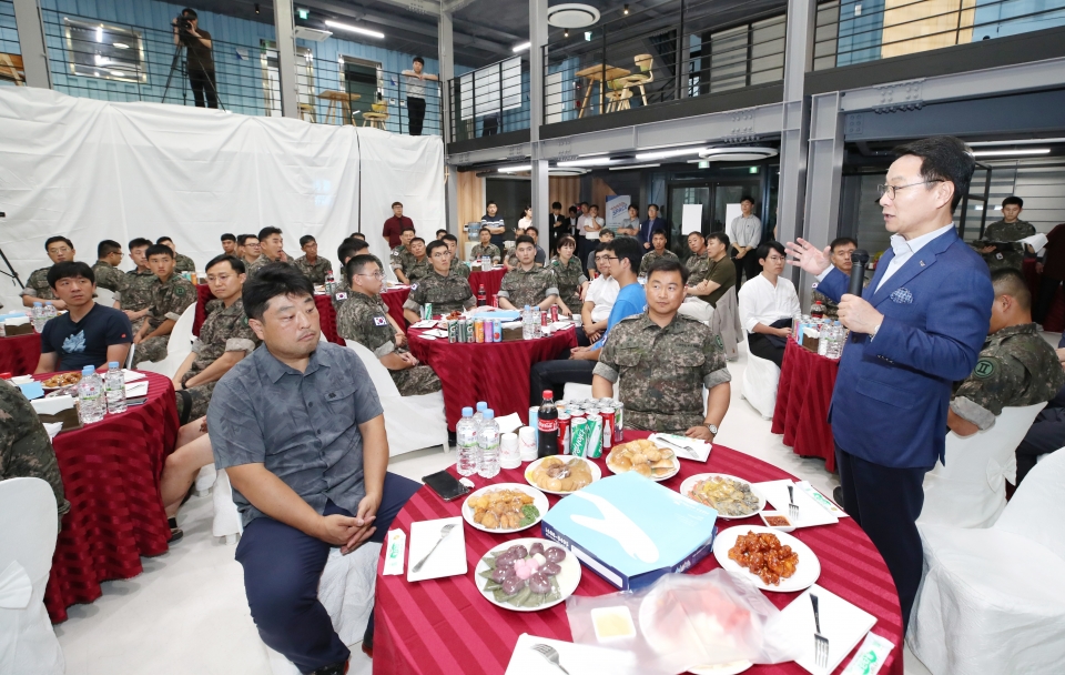강원대, 강원도, 육군 2군단이 21일 '강원 열린 군대' 간담회를 개최했다.