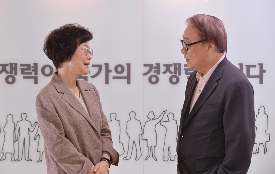 이인원 본지 회장(우측)은 박혜자 케리스 원장과 대담을 마친 뒤 편하게 대화를 나누고 있다.