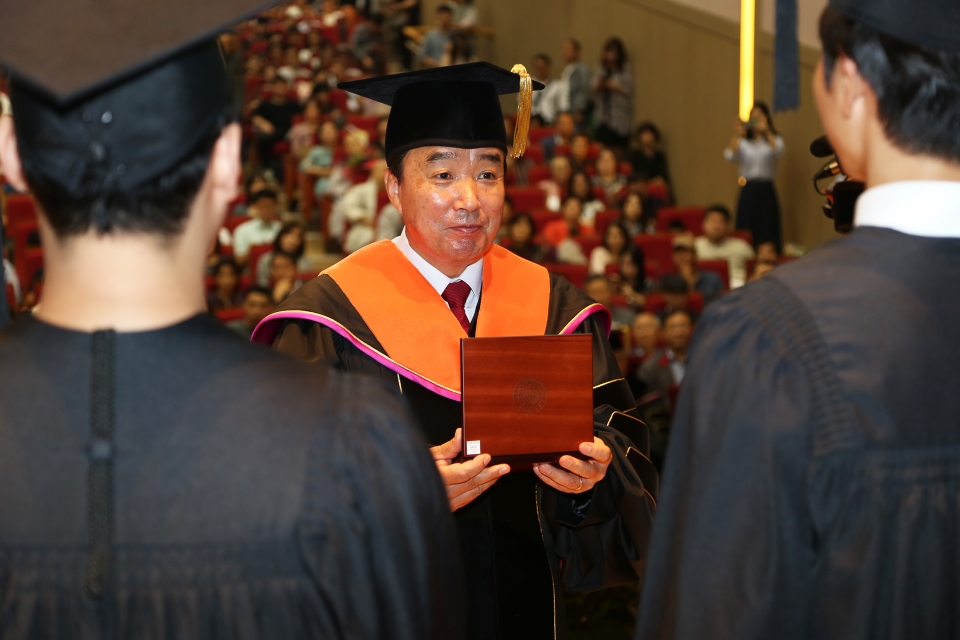 윤성이 총장(가운데)이 22일 열린 학위수여식에서 졸업생에게 학위증서를 수여하고 있다.