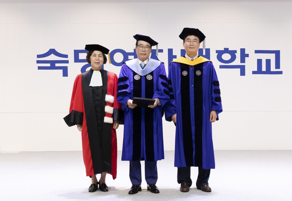 김재철 명예회장(가운데)이 숙명여대 명예박사학위를 받았다.