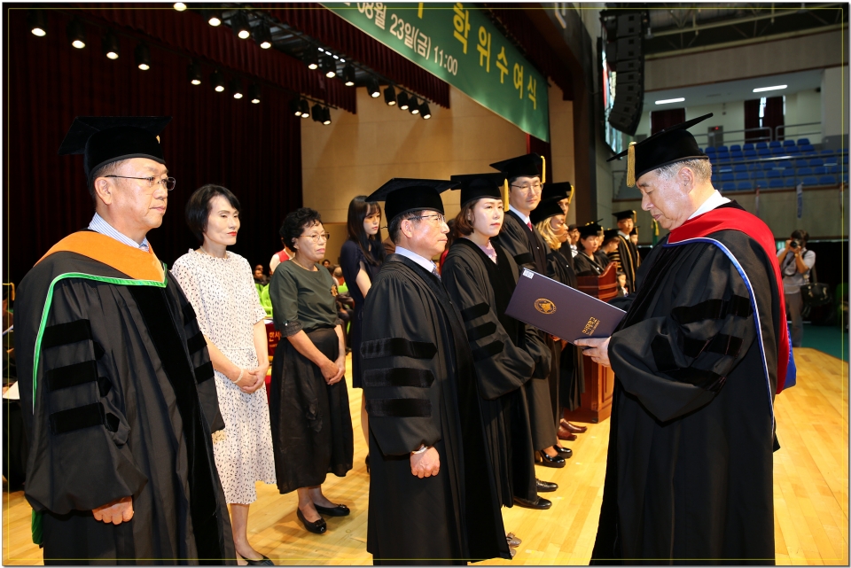 함기선 총장(오른쪽)이 2018학년도 후기 학위수여식에서 졸업생에게 학위증서를 수여하고 있다.