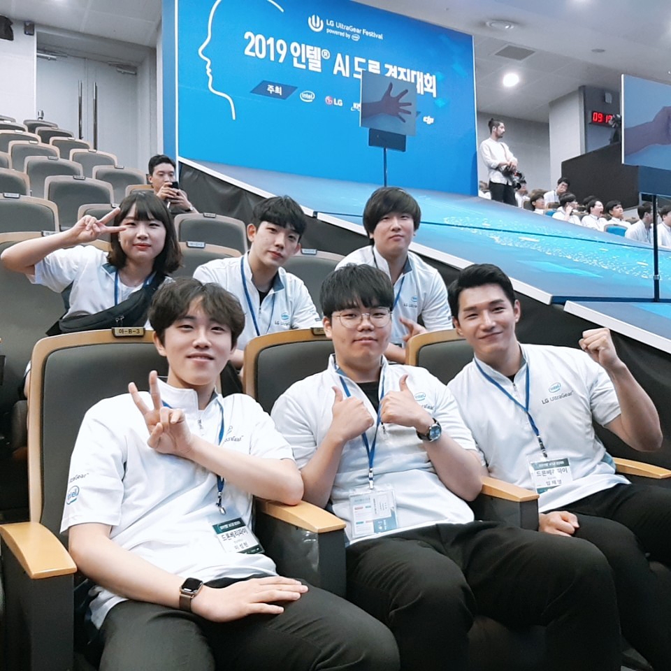 인텔  AI 드론경진대회에서 출전해 1,2위를 차지한 한남대 컴퓨터통신무인기술학과 학생들.