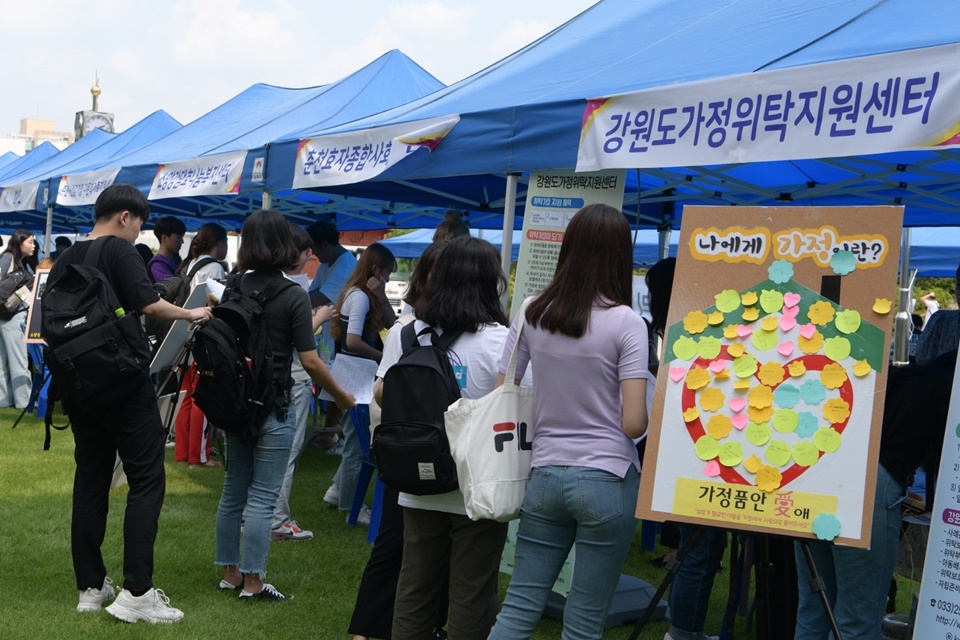 자원봉사 페어 참여 기관들은 자원봉사와 관련 프로그램 등을 안내했다.