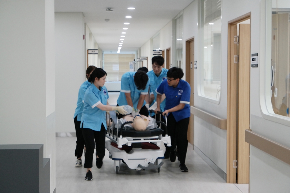 응급구조과 다목적임상시뮬레이션센터에서 응급환자 후송 실습중