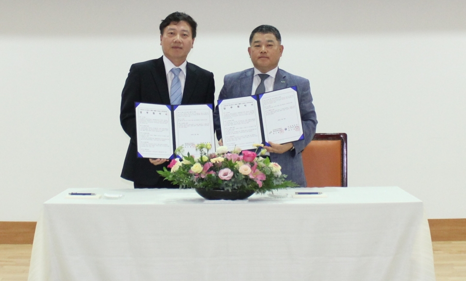 김수일 LH 세종특별본부장(오른쪽)과 서종원 건설환경공학과 교수가 협약을 체결한 후 기념촬영을 했다.