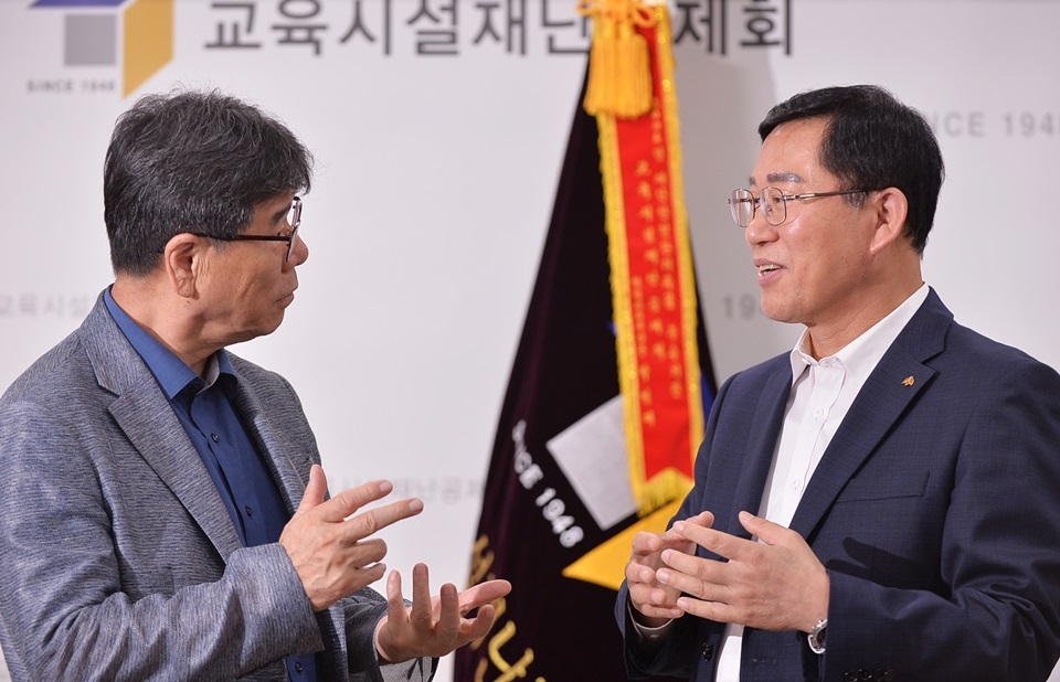 최용섭 본지 발행인(왼쪽)과 박구병 회장이 대담을 마친 뒤 대화를 나누고 있다.