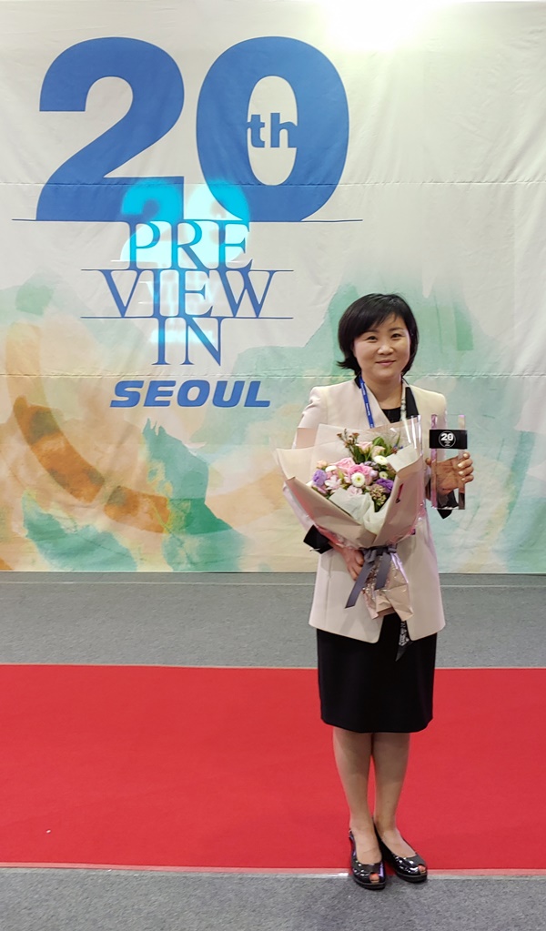 계명대 텍스타일디자인과가 20주년을 맞이한 '프리뷰 인 서울'에서 15년 연속 참가한 공로로 '협력상'을 수상했다 사진은 하지연 텍스타일디자인과 교수.