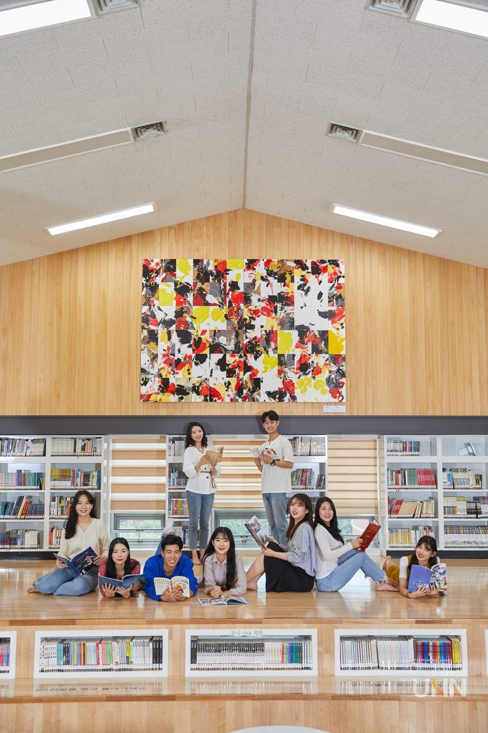 오픈형 북카페(도서관)에서 학생들이 편안하고 행복하게 독서를 하고 있다. [사진제공=계명문화대학교]