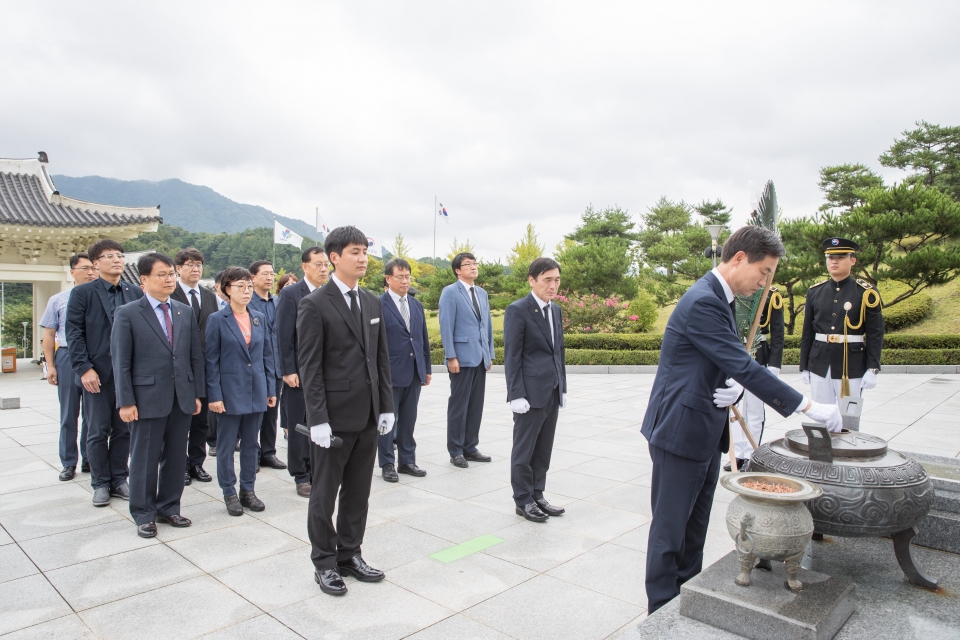 김동원 총장을 비롯한 전북대 구성원들이 호국원을 찾아 순국선열을 참배했다.
