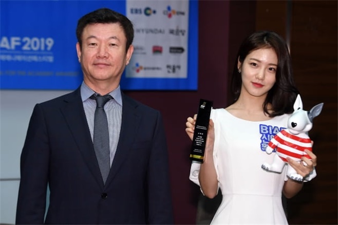 윤갑용 교수(왼쪽), 배우 신예은씨.