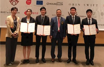 한국 국가대표 소믈리에 경기대회에 참여한  홍정화 관광경영과 지도교수와 상을 수상한 학생들.
