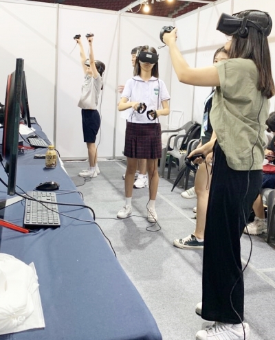 안양실내체육관에서 열린 ‘2019년 제4회 안양시 진로페스티벌’에서 학생들이 VR을 체험하고 있다.