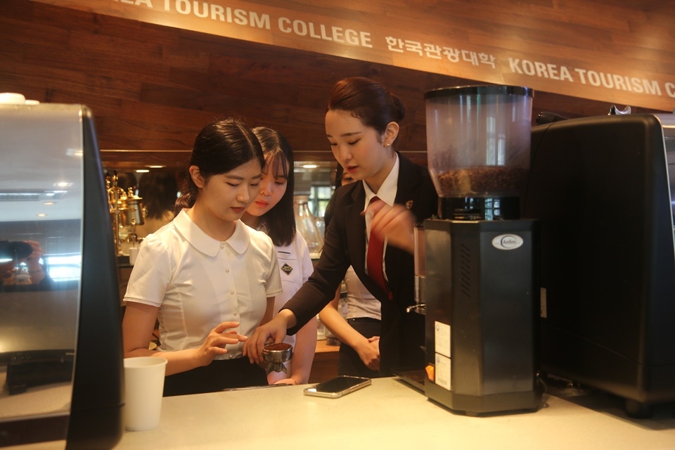 오픈 캠퍼스 프로그램에 참가한 학생들이 커피머신을 이용해 커피를 추출하고 있다.