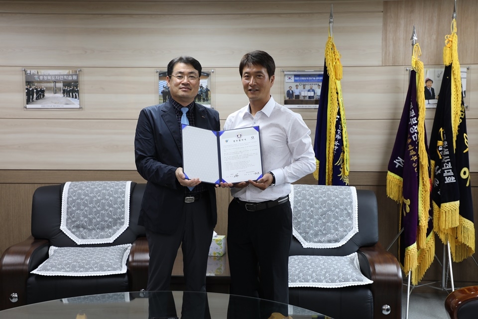 송승호 총장(왼쪽)과 박규성 대표가 협약을 체결했다.