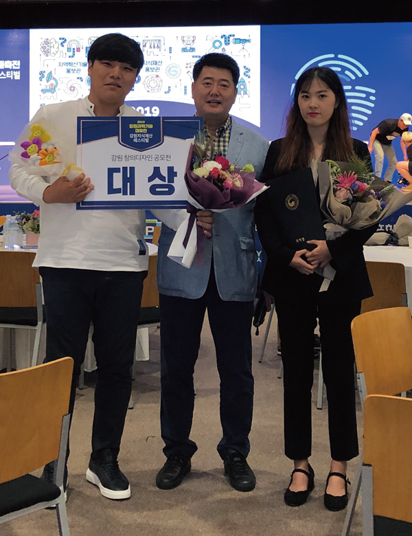 왼쪽부터 김영균, 심형수 교수, 이유정 학생.