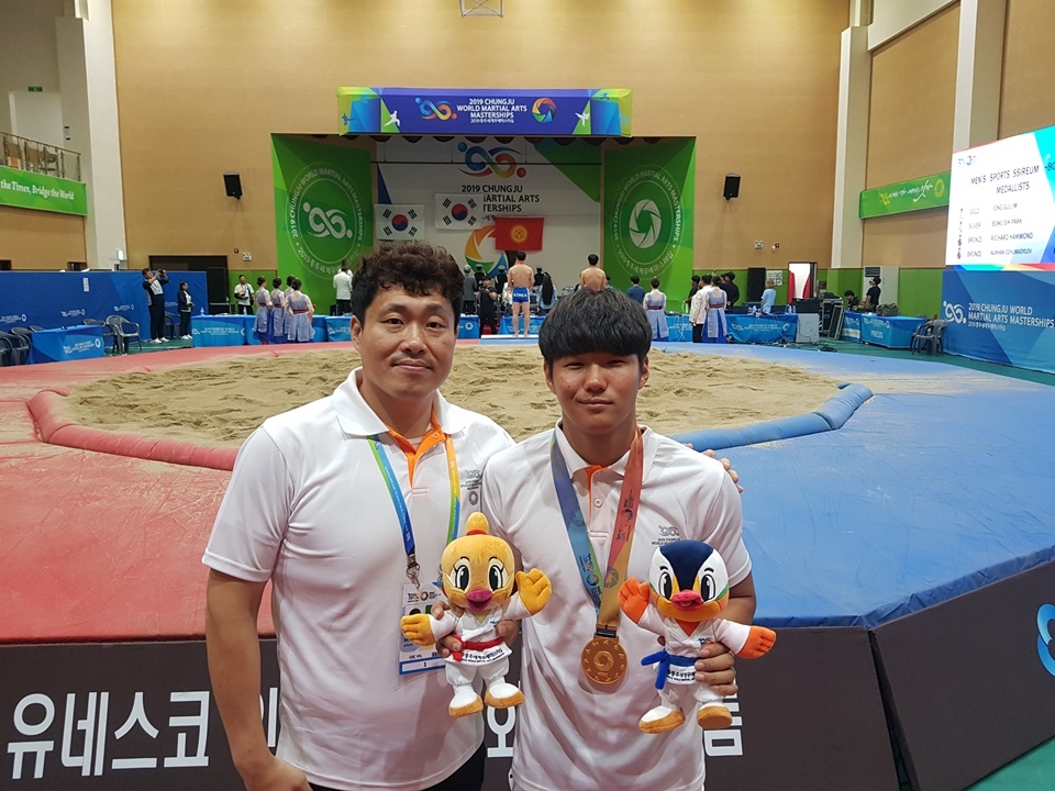온형준 감독(왼쪽)과 황성하 선수.
