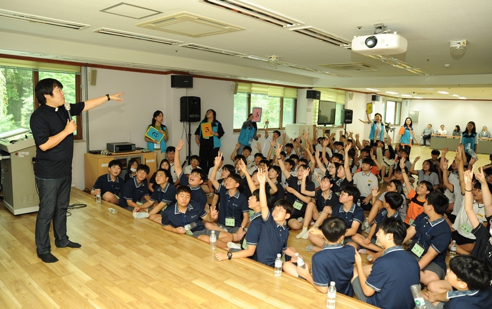 6~7일 열린 인성캠프에서 중학생들이 정래곤 신부가 진행하는 레크리에이션에 참여하고 있다.