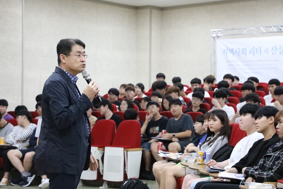 송승호 총장이 ‘명품대학생의 자세와 역량’을 주제로 특강을 하고 있다.