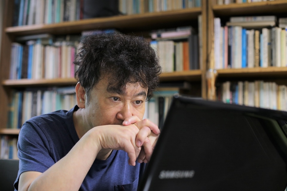 김진명 작가.
