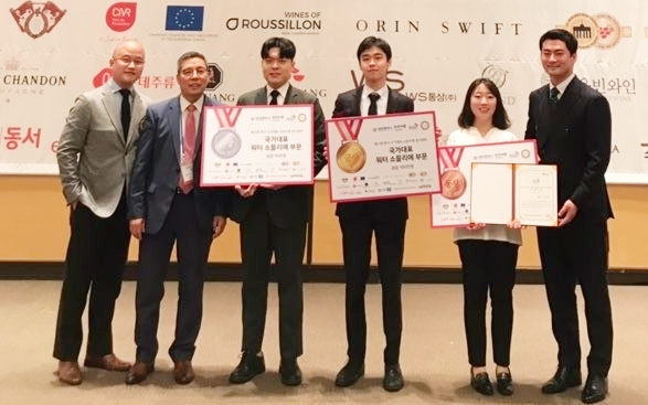 한국 대표 소믈리에 경기대회에서 외식서비스전공학생들이 은상(왼쪽에서 3번째)과 동상(왼쪽에서 5번쩨)을 수상했다.