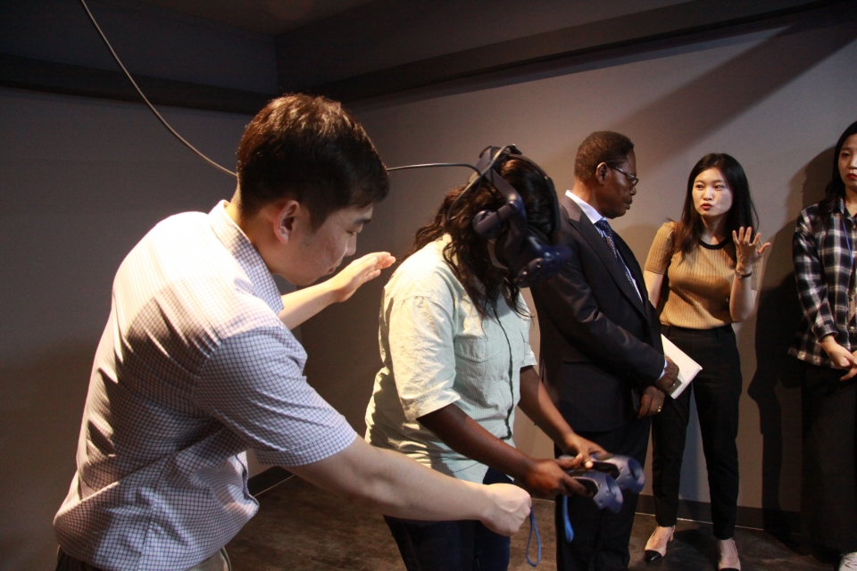 용인송담대학교 VR 교육프로그램을 체험 중인 카메룬 대학 관계자들 모습.