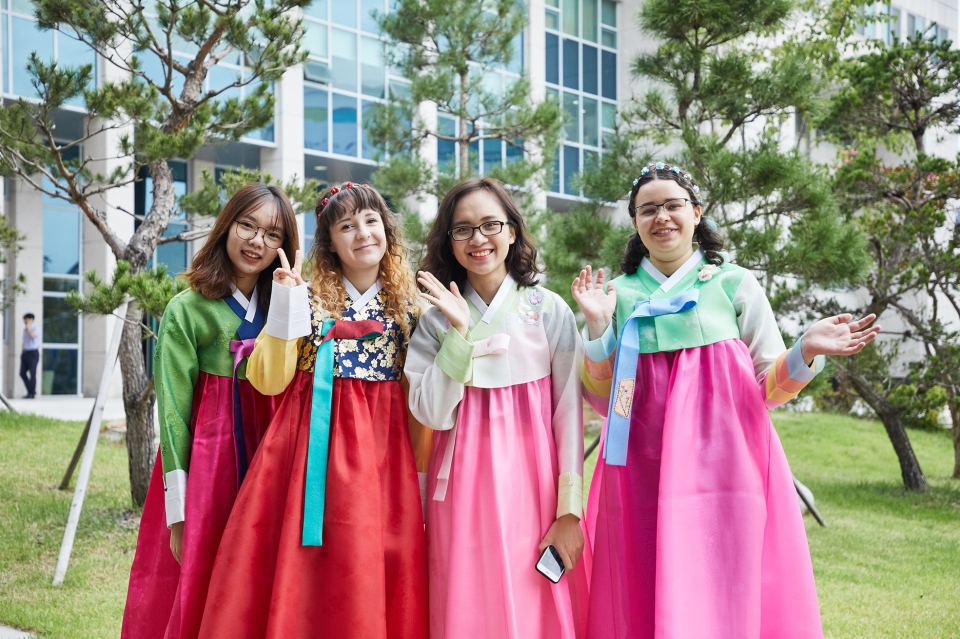 외국인 유학생들이 광운대가 마련한 추석맞이 행사에 참여한 모습