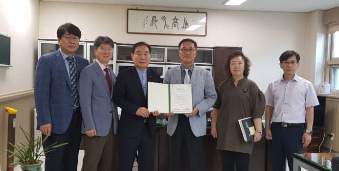 우송정보대학과 대전반석고등학교가 자매결연 협약을 맺었다.