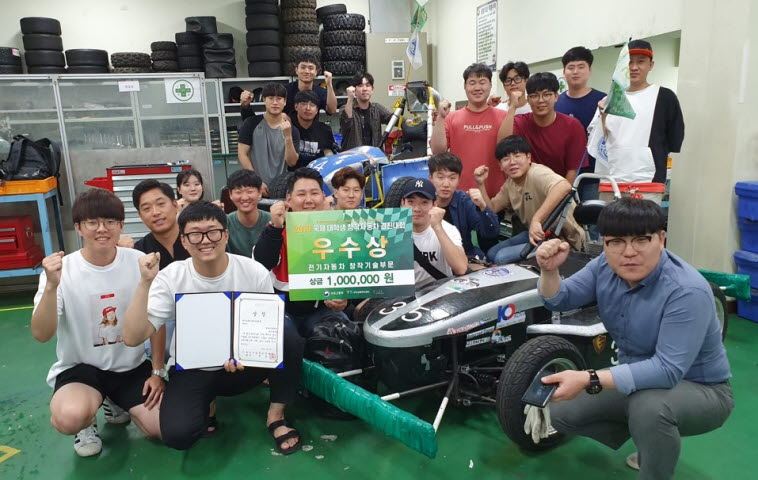 영남이공대학교 기계공학과·전기자동화과 융합전공팀 CR&DE팀이 2019 국제 대학생 창작자동차 경진대회에서 2년 연속 우수상을 수상했다.