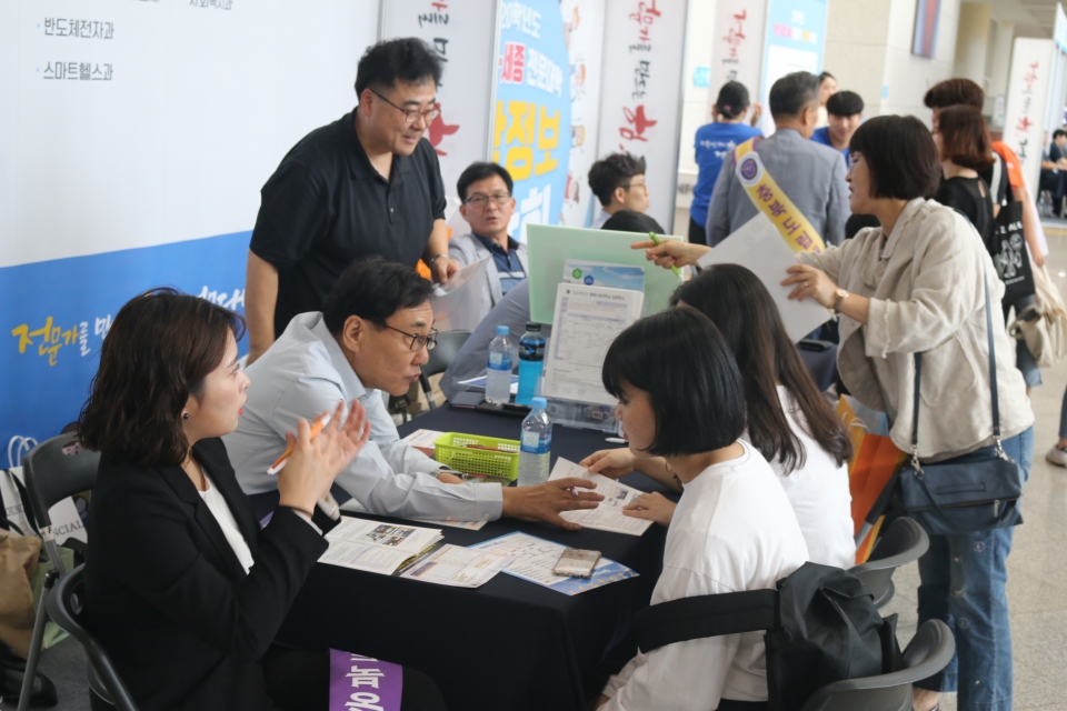 충북도립대학교가 대전·충청·세종 전문대학 입학박람회에 참가해 학부모와 학생들에게 상담을 하고 있다.