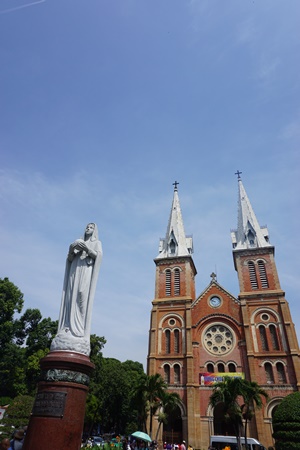 노트르담 성당과 성모마리아상.