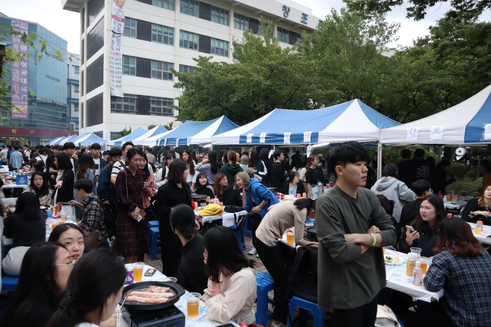 영남이공대학교가 WCC 8년 연속 선정 및 국가고객만족도 6년 연속 1위를 기념해 바비큐 파티와 천마모꼬지를 개최했다.