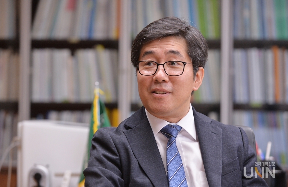김현중 유한대학교 총장은 대학 40년 역사 이래 처음으로 선출된 내부 출신 총장이다. 그는 젊은 감각을 바탕으로 유한대학교 구성원 모두가 개혁의 주체가 될 수 있는 혁신비전을 제시할 것이라고 다짐했다. (사진=한명섭 기자)