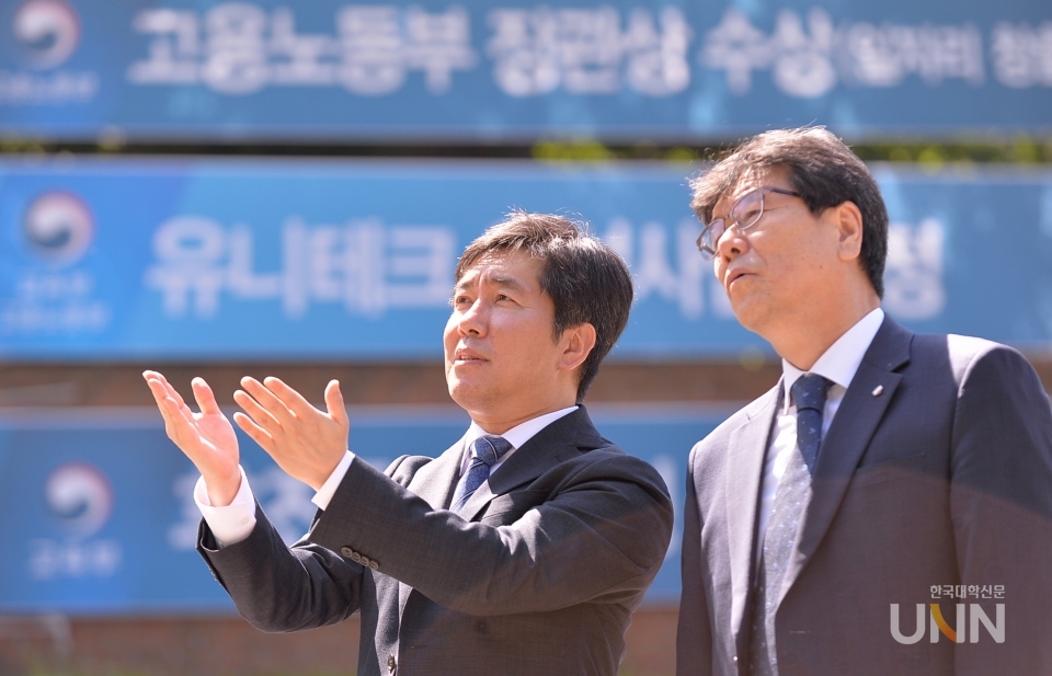 김현중 총장(왼쪽)과 최용섭 본지 발행인이 유한대학교 산학협력 발전 계획에 대한 이야기를 나누고 있다. (사진=한명섭 기자)