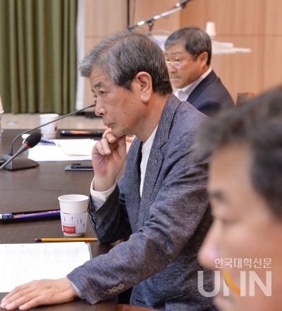 김진경 국가교육회의 의장이 학생들의 의견을 듣고 있다. (사진=한명섭 기자)