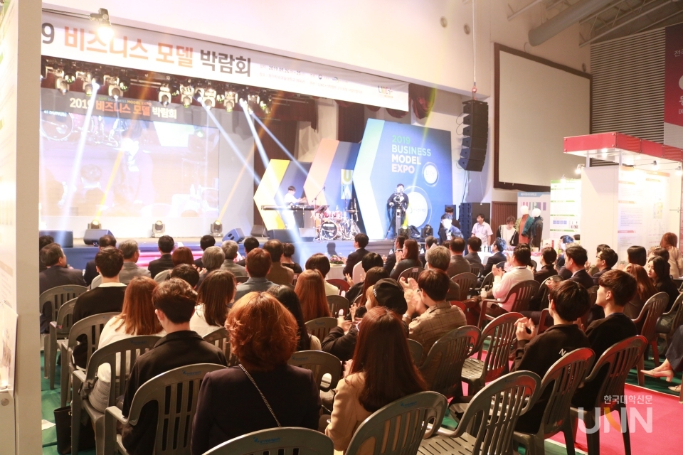 전문대 고도화형 LINC+사업단에서 2019 비즈니스 모델 박람회를 열고 성과공유의 장을 마련했다. 24일 동아방송예술대학교에서 개최된 개막식에는 300여 명이 참가해 성황을 이뤘다. [사진=황정일 기자]