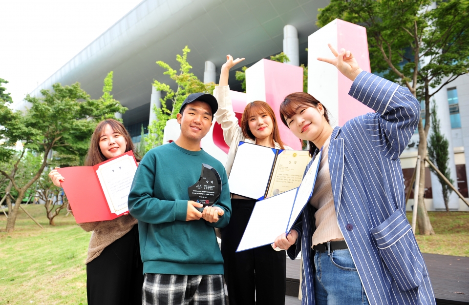 디자인대학 학생들이 부산과 울산에서 열린 공모전에서 우수한 성적을 받았다(왼쪽부터 조예은, 김채원, 최수인, 이해원씨).
