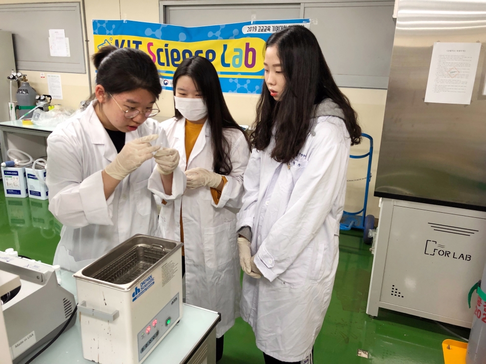 지난달 12일부터 진행하고 있는 KIT Science Lab이 고등학생들의 큰 호응을 얻고 있다. 사진은 21일 화학소재융합공학부 ‘카멜레온의 색과 피부 속 나노구조의 관계’ 실험 중 3회차 수업에 참여한 학생들 모습.